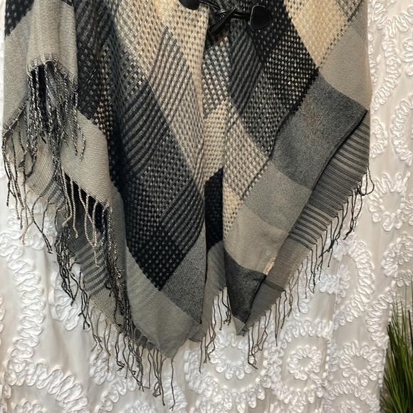 Accessory ST black,tan & gray double layer shawl, 2 latch/hook front, one size - Picture 3 of 7